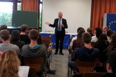 Europaabgeordneter Markus Ferber steht Rede und Antwort vor den OberstufenschülerInnen