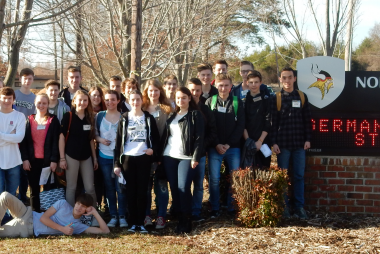 2015 März die Justus-AustauschschülerInnen bei der Ankunft an der Northwest Guilford High School in Greensboro North Carolina