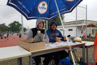 Matthias Bause und Lukas Wolf trotzen dem Regen.